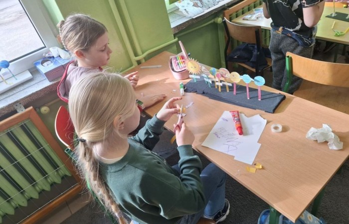 Na zajęciach „Młody Odkrywca” wyruszyliśmy w fascynującą podróż po kosmosie. Poznaliśmy niesamowite ciekawostki o planetach krążących wokół Słońca i odkryliśmy tajemnice Układu Słonecznego.  Na zakończenie naszej przygody stworzyliśmy makiety planet, które pomogły nam lepiej zrozumieć budowę i zależności w naszym kosmicznym sąsiedztwie. Kto wie, może wśród nas jest przyszły astronauta? 
