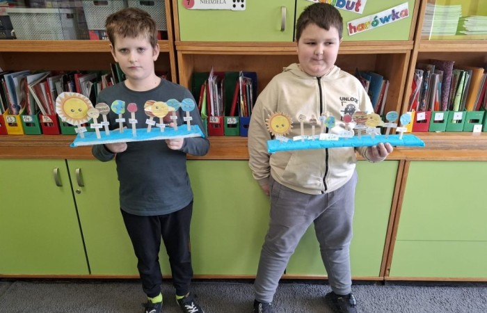 Na zajęciach „Młody Odkrywca” wyruszyliśmy w fascynującą podróż po kosmosie. Poznaliśmy niesamowite ciekawostki o planetach krążących wokół Słońca i odkryliśmy tajemnice Układu Słonecznego.  Na zakończenie naszej przygody stworzyliśmy makiety planet, które pomogły nam lepiej zrozumieć budowę i zależności w naszym kosmicznym sąsiedztwie. Kto wie, może wśród nas jest przyszły astronauta? 
