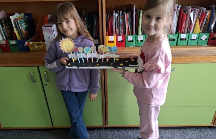 Na zajęciach „Młody Odkrywca” wyruszyliśmy w fascynującą podróż po kosmosie. Poznaliśmy niesamowite ciekawostki o planetach krążących wokół Słońca i odkryliśmy tajemnice Układu Słonecznego.  Na zakończenie naszej przygody stworzyliśmy makiety planet, które pomogły nam lepiej zrozumieć budowę i zależności w naszym kosmicznym sąsiedztwie. Kto wie, może wśród nas jest przyszły astronauta? 
