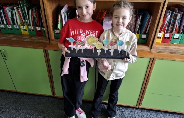 Na zajęciach „Młody Odkrywca” wyruszyliśmy w fascynującą podróż po kosmosie. Poznaliśmy niesamowite ciekawostki o planetach krążących wokół Słońca i odkryliśmy tajemnice Układu Słonecznego.  Na zakończenie naszej przygody stworzyliśmy makiety planet, które pomogły nam lepiej zrozumieć budowę i zależności w naszym kosmicznym sąsiedztwie. Kto wie, może wśród nas jest przyszły astronauta? 
