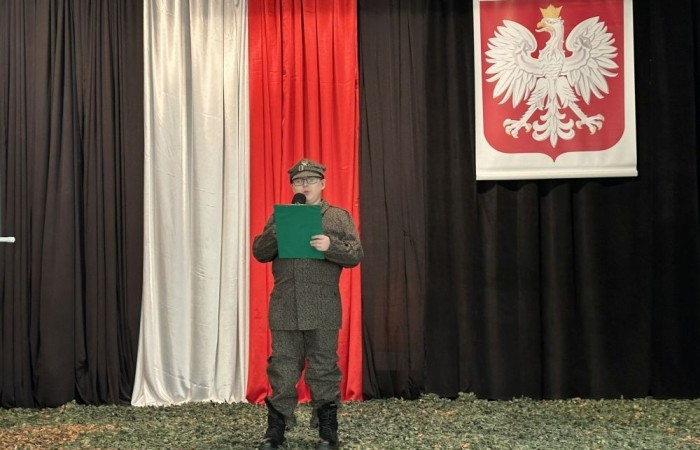 Sejm Rzeczypospolitej w 2011 roku ustanowił dzień 1 marca „Narodowym Dniem Pamięci Żołnierzy Wyklętych”. Każdego roku uczniowie naszej szkoły składają hołd bohaterom antykomunistycznego podziemia za ich poświęcenie i walkę w obronie niepodległej Polski, organizując uroczystą akademię. Żołnierze Niezłomni zapisali się na kartach naszej historii jako Ci, którzy oddali swoje życie za odwieczne prawo wszystkich Polaków do samostanowienia. Przeciwstawiając się reżimowi komunistycznemu stali się nadzieją na życie w wolności i poszanowaniu ludzkiej godności.