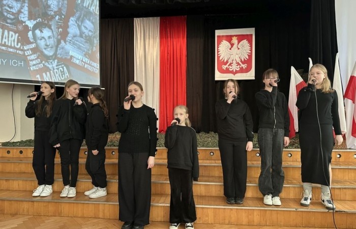 Sejm Rzeczypospolitej w 2011 roku ustanowił dzień 1 marca „Narodowym Dniem Pamięci Żołnierzy Wyklętych”. Każdego roku uczniowie naszej szkoły składają hołd bohaterom antykomunistycznego podziemia za ich poświęcenie i walkę w obronie niepodległej Polski, organizując uroczystą akademię. Żołnierze Niezłomni zapisali się na kartach naszej historii jako Ci, którzy oddali swoje życie za odwieczne prawo wszystkich Polaków do samostanowienia. Przeciwstawiając się reżimowi komunistycznemu stali się nadzieją na życie w wolności i poszanowaniu ludzkiej godności.