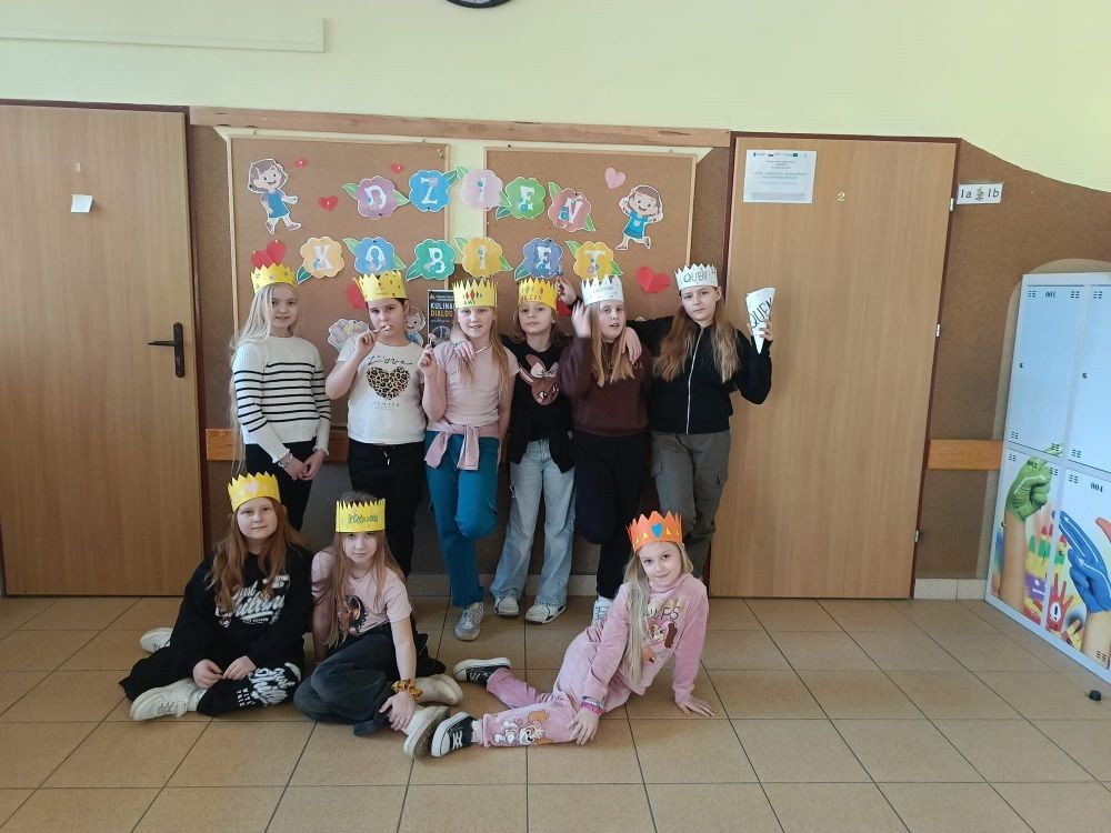 Dziś w naszej szkole obchodziliśmy Dzień Kobiet. Z tej okazji uczniowie klas 1-3 wzięli udział w zabawach pełnych radości i śmiechu. Chłopcy nie zapomnieli o miłych gestach, wręczając dziewczynkom piękne kwiaty oraz drobne upominki, co sprawiło, że ten dzień stał się jeszcze bardziej wyjątkowy. Oprócz tego oglądaliśmy filmy, a niektórzy z nas poszli o krok dalej, zamieniając seans filmowy w prawdziwą imprezę piżamową. Wszyscy świetnie się bawili.
Z okazji Dnia Kobiet życzymy wszystkim Paniom – tym dużym i tym małym – spełnienia marzeń oraz mnóstwa szczęśliwych chwil.