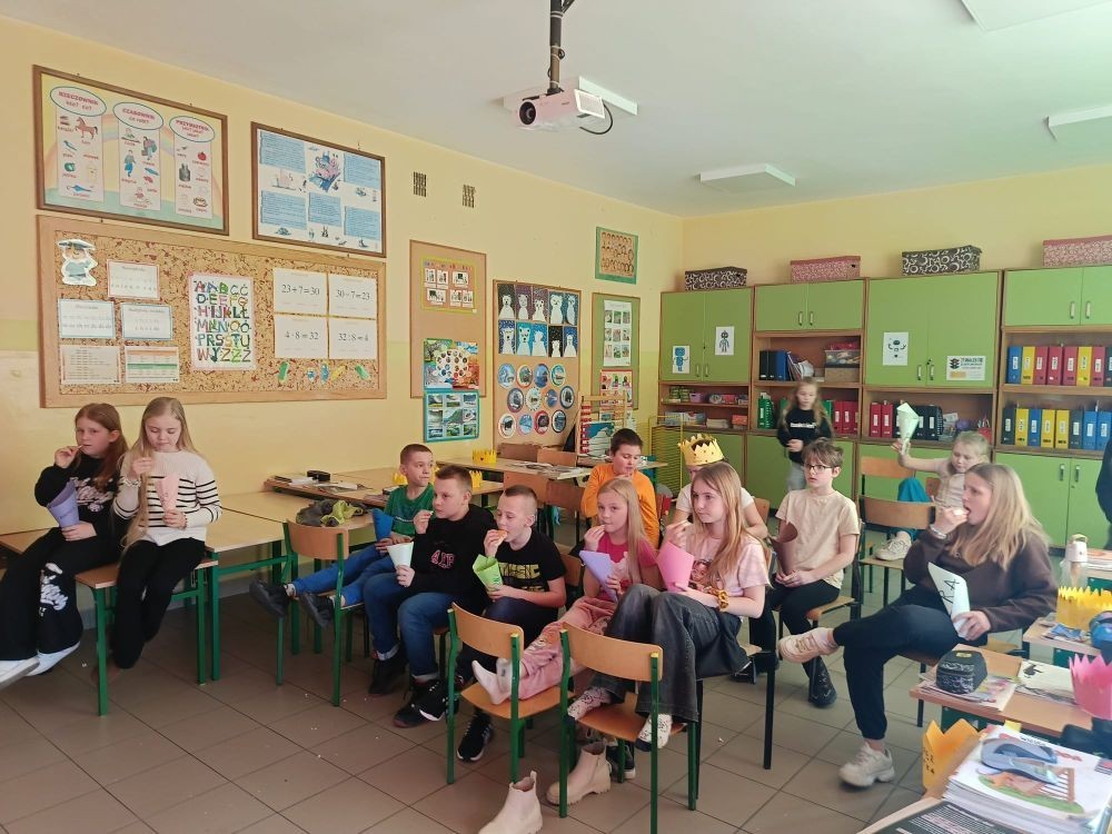 Dziś w naszej szkole obchodziliśmy Dzień Kobiet. Z tej okazji uczniowie klas 1-3 wzięli udział w zabawach pełnych radości i śmiechu. Chłopcy nie zapomnieli o miłych gestach, wręczając dziewczynkom piękne kwiaty oraz drobne upominki, co sprawiło, że ten dzień stał się jeszcze bardziej wyjątkowy. Oprócz tego oglądaliśmy filmy, a niektórzy z nas poszli o krok dalej, zamieniając seans filmowy w prawdziwą imprezę piżamową. Wszyscy świetnie się bawili.
Z okazji Dnia Kobiet życzymy wszystkim Paniom – tym dużym i tym małym – spełnienia marzeń oraz mnóstwa szczęśliwych chwil.