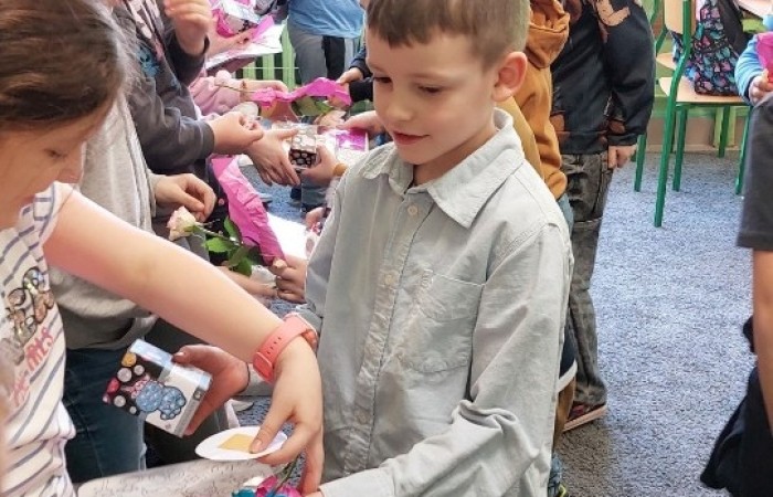 Dziś w naszej szkole obchodziliśmy Dzień Kobiet. Z tej okazji uczniowie klas 1-3 wzięli udział w zabawach pełnych radości i śmiechu. Chłopcy nie zapomnieli o miłych gestach, wręczając dziewczynkom piękne kwiaty oraz drobne upominki, co sprawiło, że ten dzień stał się jeszcze bardziej wyjątkowy. Oprócz tego oglądaliśmy filmy, a niektórzy z nas poszli o krok dalej, zamieniając seans filmowy w prawdziwą imprezę piżamową. Wszyscy świetnie się bawili.
Z okazji Dnia Kobiet życzymy wszystkim Paniom – tym dużym i tym małym – spełnienia marzeń oraz mnóstwa szczęśliwych chwil.