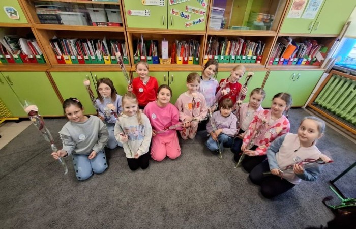 Dziś w naszej szkole obchodziliśmy Dzień Kobiet. Z tej okazji uczniowie klas 1-3 wzięli udział w zabawach pełnych radości i śmiechu. Chłopcy nie zapomnieli o miłych gestach, wręczając dziewczynkom piękne kwiaty oraz drobne upominki, co sprawiło, że ten dzień stał się jeszcze bardziej wyjątkowy. Oprócz tego oglądaliśmy filmy, a niektórzy z nas poszli o krok dalej, zamieniając seans filmowy w prawdziwą imprezę piżamową. Wszyscy świetnie się bawili.
Z okazji Dnia Kobiet życzymy wszystkim Paniom – tym dużym i tym małym – spełnienia marzeń oraz mnóstwa szczęśliwych chwil.