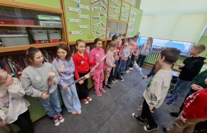 Dziś w naszej szkole obchodziliśmy Dzień Kobiet. Z tej okazji uczniowie klas 1-3 wzięli udział w zabawach pełnych radości i śmiechu. Chłopcy nie zapomnieli o miłych gestach, wręczając dziewczynkom piękne kwiaty oraz drobne upominki, co sprawiło, że ten dzień stał się jeszcze bardziej wyjątkowy. Oprócz tego oglądaliśmy filmy, a niektórzy z nas poszli o krok dalej, zamieniając seans filmowy w prawdziwą imprezę piżamową. Wszyscy świetnie się bawili.
Z okazji Dnia Kobiet życzymy wszystkim Paniom – tym dużym i tym małym – spełnienia marzeń oraz mnóstwa szczęśliwych chwil.