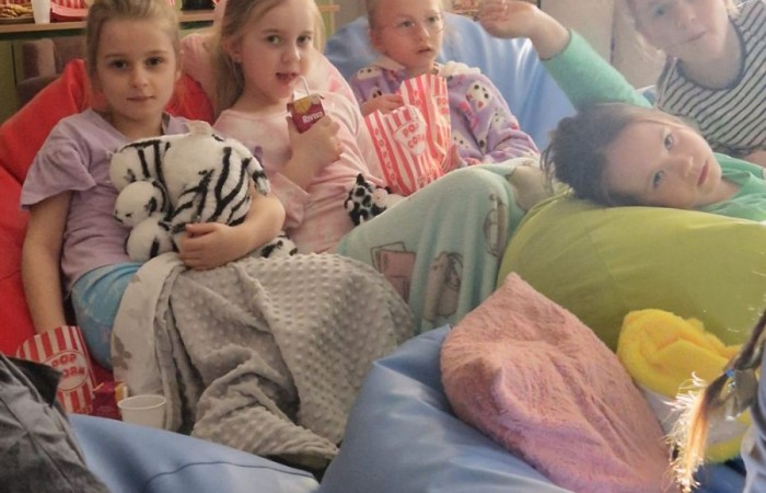 Dziś w naszej szkole obchodziliśmy Dzień Kobiet. Z tej okazji uczniowie klas 1-3 wzięli udział w zabawach pełnych radości i śmiechu. Chłopcy nie zapomnieli o miłych gestach, wręczając dziewczynkom piękne kwiaty oraz drobne upominki, co sprawiło, że ten dzień stał się jeszcze bardziej wyjątkowy. Oprócz tego oglądaliśmy filmy, a niektórzy z nas poszli o krok dalej, zamieniając seans filmowy w prawdziwą imprezę piżamową. Wszyscy świetnie się bawili.
Z okazji Dnia Kobiet życzymy wszystkim Paniom – tym dużym i tym małym – spełnienia marzeń oraz mnóstwa szczęśliwych chwil.