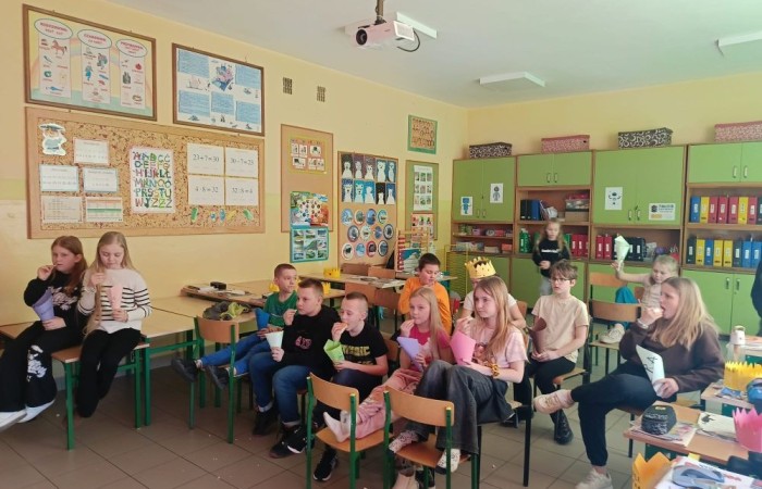 Dziś w naszej szkole obchodziliśmy Dzień Kobiet. Z tej okazji uczniowie klas 1-3 wzięli udział w zabawach pełnych radości i śmiechu. Chłopcy nie zapomnieli o miłych gestach, wręczając dziewczynkom piękne kwiaty oraz drobne upominki, co sprawiło, że ten dzień stał się jeszcze bardziej wyjątkowy. Oprócz tego oglądaliśmy filmy, a niektórzy z nas poszli o krok dalej, zamieniając seans filmowy w prawdziwą imprezę piżamową. Wszyscy świetnie się bawili.
Z okazji Dnia Kobiet życzymy wszystkim Paniom – tym dużym i tym małym – spełnienia marzeń oraz mnóstwa szczęśliwych chwil.