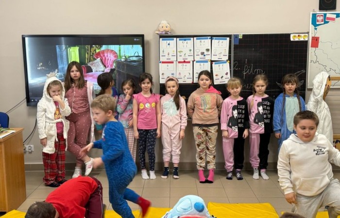 Dziś w naszej szkole obchodziliśmy Dzień Kobiet. Z tej okazji uczniowie klas 1-3 wzięli udział w zabawach pełnych radości i śmiechu. Chłopcy nie zapomnieli o miłych gestach, wręczając dziewczynkom piękne kwiaty oraz drobne upominki, co sprawiło, że ten dzień stał się jeszcze bardziej wyjątkowy. Oprócz tego oglądaliśmy filmy, a niektórzy z nas poszli o krok dalej, zamieniając seans filmowy w prawdziwą imprezę piżamową. Wszyscy świetnie się bawili.
Z okazji Dnia Kobiet życzymy wszystkim Paniom – tym dużym i tym małym – spełnienia marzeń oraz mnóstwa szczęśliwych chwil.