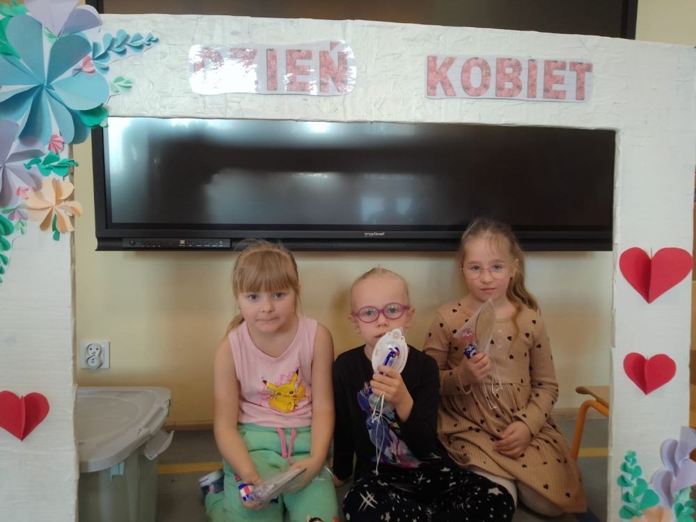Dzień kobiet w przedszkolu to wyjątkowy dzień.
Dzieci uczą się, że dziewczynki, mamy, babcie i panie w przedszkolu odgrywają ważną rolę w ich życiu.
Chłopcy uczą się okazywać szacunek i życzliwość koleżankom oraz kobietom w swoim otoczeniu. Taki dzień to okazja do wyrażania radości, rozwijania umiejętności składania życzeń, wręczania upominków. 
