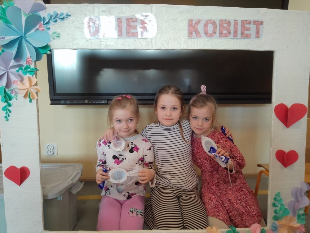 Dzień kobiet w przedszkolu to wyjątkowy dzień.
Dzieci uczą się, że dziewczynki, mamy, babcie i panie w przedszkolu odgrywają ważną rolę w ich życiu.
Chłopcy uczą się okazywać szacunek i życzliwość koleżankom oraz kobietom w swoim otoczeniu. Taki dzień to okazja do wyrażania radości, rozwijania umiejętności składania życzeń, wręczania upominków. 
