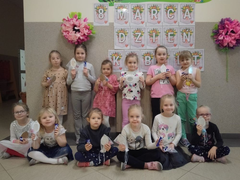 Dzień kobiet w przedszkolu to wyjątkowy dzień.
Dzieci uczą się, że dziewczynki, mamy, babcie i panie w przedszkolu odgrywają ważną rolę w ich życiu.
Chłopcy uczą się okazywać szacunek i życzliwość koleżankom oraz kobietom w swoim otoczeniu. Taki dzień to okazja do wyrażania radości, rozwijania umiejętności składania życzeń, wręczania upominków. 
