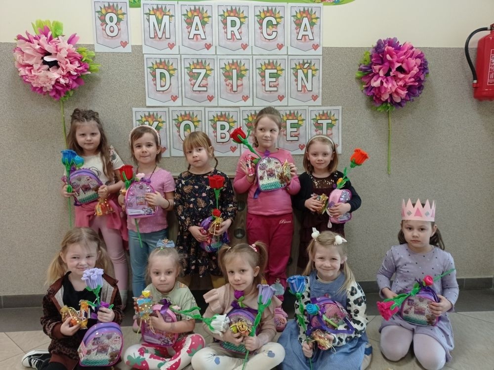 Dzień kobiet w przedszkolu to wyjątkowy dzień.
Dzieci uczą się, że dziewczynki, mamy, babcie i panie w przedszkolu odgrywają ważną rolę w ich życiu.
Chłopcy uczą się okazywać szacunek i życzliwość koleżankom oraz kobietom w swoim otoczeniu. Taki dzień to okazja do wyrażania radości, rozwijania umiejętności składania życzeń, wręczania upominków. 
