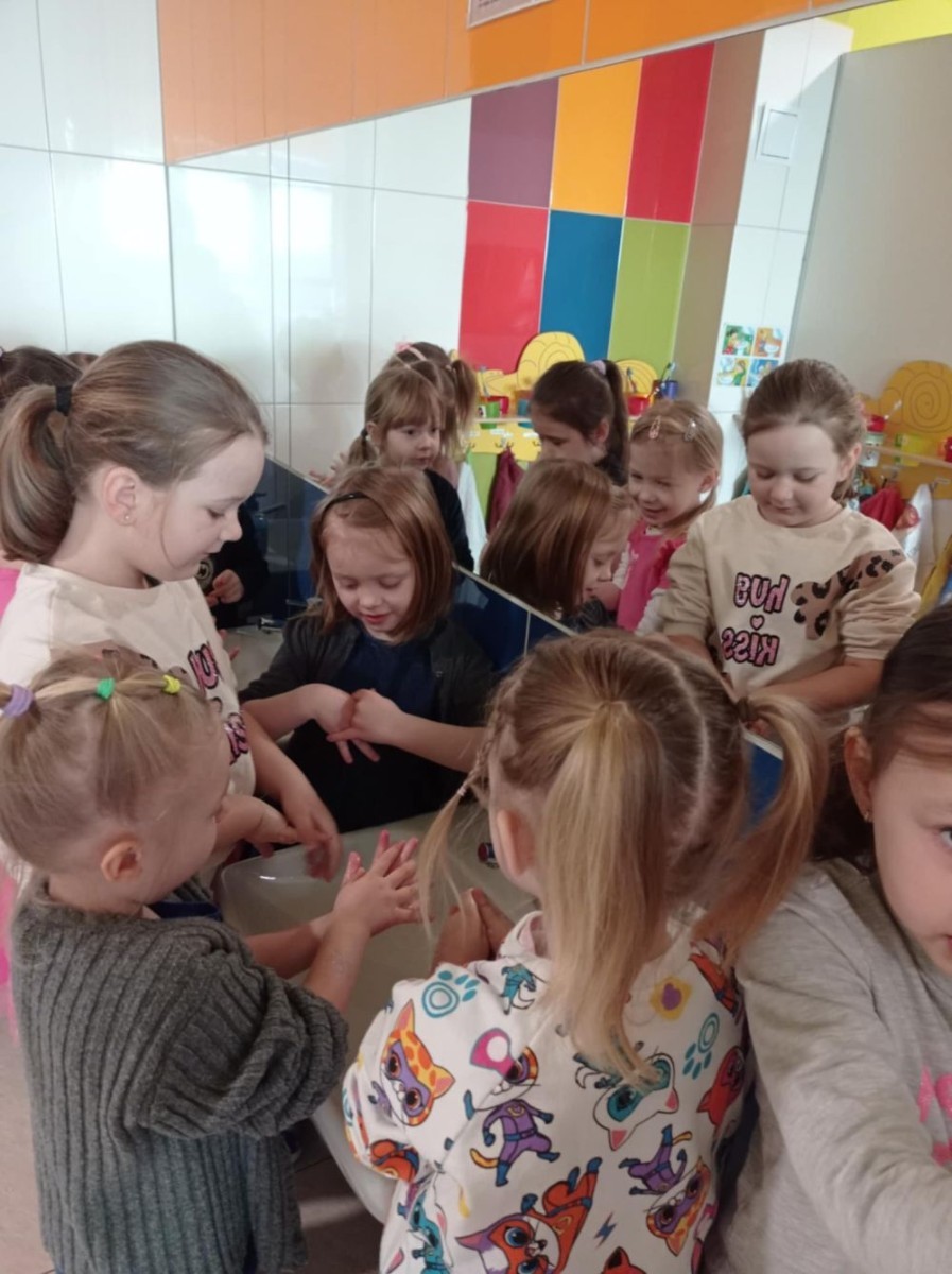 	Nasze przedszkole przystąpiło do Ogólnopolskiego Programu Edukacyjnego
 pt. PrzedszkolaBezOwskiów. Celem Programu jest edukacja dzieci w wieku przedszkolnym , w zakresie prawidłowej higieny rąk w kontekście zdrowia i profilaktyki chorób zakaźnych przenoszonych drogą pokarmową i kropelkową. Realizacja tego programu odbyła się  różnych płaszczyznach. Na początki dzieci obejrzały film przedstawiający właściwe zasady dbania o higienę oraz zostały zapoznane z instrukcją mycia rąk. Następnie teoria została wprowadzoną w praktykę, dzieci samodzielnie, dokładnie według instrukcji przystąpiły do mycia rąk. Użyły do tego specjalnego mydełka. Nagrodą były magiczne tatuaże, które sprawiły dzieciom wiele radości. Profilaktyką zostali objęci również Rodzice przedszkolaków, którzy otrzymali broszurki informacyjne dotyczące owsików.
Akcję uważamy za bardzo przydatną i udaną.
