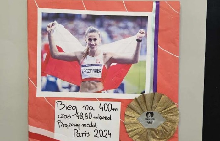 Uczennice klas 4-5 w ramach projektu S.Z.U.M. zaprezentowały „Galerie Inspirujących Kobiet” podczas zajęć z kreatywności. Była to wspaniała okazja do wprowadzenia w świat wartości takich jak szacunek, wdzięczność i docenianie roli kobiet w społeczeństwie. Zaplanowane aktywności nie tylko wzbogaciły wiedzę, ale także rozwinęły wśród uczniów umiejętności społeczne i artystyczne. Plakaty zostały wykonane techniką collage czyli techniką artystyczną polegającą na formowaniu kompozycji z różnych materiałów i tworzyw - gazet, tkanin, fotografii, drobnych przedmiotów codziennego użytku itp.Prace plastyczne ukazują kobiety wykształcone, silne, zdecydowane, które osiągnęły sukces, odmieniły świat i mogą stać się motywacją  do działania w dzisiejszych czasach.