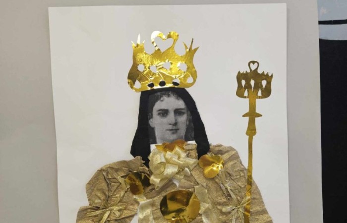 Uczennice klas 4-5 w ramach projektu S.Z.U.M. zaprezentowały „Galerie Inspirujących Kobiet” podczas zajęć z kreatywności. Była to wspaniała okazja do wprowadzenia w świat wartości takich jak szacunek, wdzięczność i docenianie roli kobiet w społeczeństwie. Zaplanowane aktywności nie tylko wzbogaciły wiedzę, ale także rozwinęły wśród uczniów umiejętności społeczne i artystyczne. Plakaty zostały wykonane techniką collage czyli techniką artystyczną polegającą na formowaniu kompozycji z różnych materiałów i tworzyw - gazet, tkanin, fotografii, drobnych przedmiotów codziennego użytku itp.Prace plastyczne ukazują kobiety wykształcone, silne, zdecydowane, które osiągnęły sukces, odmieniły świat i mogą stać się motywacją  do działania w dzisiejszych czasach.