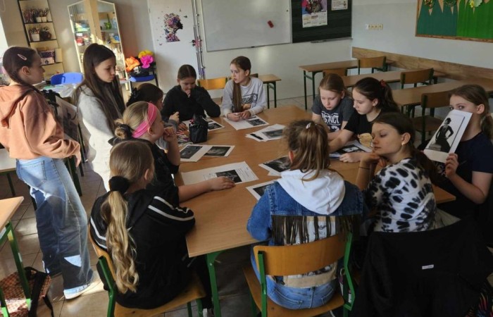 Uczennice klas 4-5 w ramach projektu S.Z.U.M. zaprezentowały „Galerie Inspirujących Kobiet” podczas zajęć z kreatywności. Była to wspaniała okazja do wprowadzenia w świat wartości takich jak szacunek, wdzięczność i docenianie roli kobiet w społeczeństwie. Zaplanowane aktywności nie tylko wzbogaciły wiedzę, ale także rozwinęły wśród uczniów umiejętności społeczne i artystyczne. Plakaty zostały wykonane techniką collage czyli techniką artystyczną polegającą na formowaniu kompozycji z różnych materiałów i tworzyw - gazet, tkanin, fotografii, drobnych przedmiotów codziennego użytku itp.Prace plastyczne ukazują kobiety wykształcone, silne, zdecydowane, które osiągnęły sukces, odmieniły świat i mogą stać się motywacją  do działania w dzisiejszych czasach.