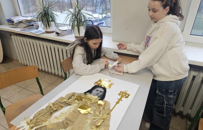 Uczennice klas 4-5 w ramach projektu S.Z.U.M. zaprezentowały „Galerie Inspirujących Kobiet” podczas zajęć z kreatywności. Była to wspaniała okazja do wprowadzenia w świat wartości takich jak szacunek, wdzięczność i docenianie roli kobiet w społeczeństwie. Zaplanowane aktywności nie tylko wzbogaciły wiedzę, ale także rozwinęły wśród uczniów umiejętności społeczne i artystyczne. Plakaty zostały wykonane techniką collage czyli techniką artystyczną polegającą na formowaniu kompozycji z różnych materiałów i tworzyw - gazet, tkanin, fotografii, drobnych przedmiotów codziennego użytku itp.Prace plastyczne ukazują kobiety wykształcone, silne, zdecydowane, które osiągnęły sukces, odmieniły świat i mogą stać się motywacją  do działania w dzisiejszych czasach.