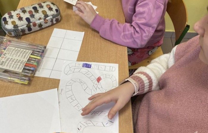 Zajęcia „Angielski w praktyce” w ramach projektu S.Z.U.M to wyjątkowa okazja do nauki języka angielskiego w sposób aktywny i angażujący. Celem zajęć jest rozwijanie umiejętności komunikacyjnych uczniów poprzez różnorodne ćwiczenia, takie jak gry językowe, dialogi czy zabawy edukacyjne. Projekt S.Z.U.M stawia na naukę w kontekście praktycznym, pomagając dzieciom zdobywać pewność siebie w używaniu angielskiego w codziennych sytuacjach. Dzięki takim zajęciom uczniowie nie tylko poprawiają swoje umiejętności językowe, ale również rozwijają kreatywność i współpracę w grupie. To doskonała forma nauki, która sprawia, że angielski staje się ciekawy i przyjemny.