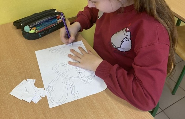 Zajęcia „Angielski w praktyce” w ramach projektu S.Z.U.M to wyjątkowa okazja do nauki języka angielskiego w sposób aktywny i angażujący. Celem zajęć jest rozwijanie umiejętności komunikacyjnych uczniów poprzez różnorodne ćwiczenia, takie jak gry językowe, dialogi czy zabawy edukacyjne. Projekt S.Z.U.M stawia na naukę w kontekście praktycznym, pomagając dzieciom zdobywać pewność siebie w używaniu angielskiego w codziennych sytuacjach. Dzięki takim zajęciom uczniowie nie tylko poprawiają swoje umiejętności językowe, ale również rozwijają kreatywność i współpracę w grupie. To doskonała forma nauki, która sprawia, że angielski staje się ciekawy i przyjemny.