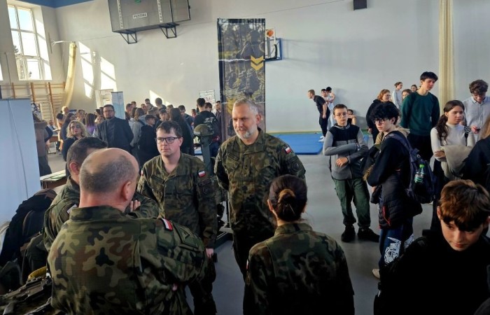 Uczniowie naszej szkoły mieli okazję uczestniczyć w przedsięwzięciu „Kompas Kariery”, zorganizowanym przez Zespół Szkół w Pasłęku oraz Młodzieżowe Centrum Kariery OHP. Wydarzenie było doskonałą okazją do zdobycia wiedzy na temat rynku pracy, różnych ścieżek edukacyjnych oraz dostępnych profili kształcenia.

Podczas spotkania uczniowie dowiedzieli się, jakie kompetencje są obecnie cenione przez pracodawców i jak dostosować swoją ścieżkę edukacyjną do przyszłych planów zawodowych. Omówiono również perspektywy zatrudnienia w różnych branżach oraz znaczenie świadomego wyboru kierunku kształcenia.

Przedstawiciele szkoły zapoznali uczniów z profilami nauczania dostępnymi w Zespole Szkół w Pasłęku. Uczestnicy mieli możliwość uzyskania szczegółowych informacji o kierunkach zawodowych i ogólnokształcących, a także o możliwościach dalszego kształcenia po ukończeniu szkoły.

Wyjście było nie tylko cenną lekcją na temat rynku pracy, ale także inspiracją do podejmowania świadomych decyzji dotyczących przyszłości. Dziękujemy Młodzieżowemu Centrum Kariery OHP oraz Zespołowi Szkół w Pasłęku za możliwość udziału w tym przedsięwzięciu oraz za cenne wskazówki dotyczące rozwoju zawodowego!
