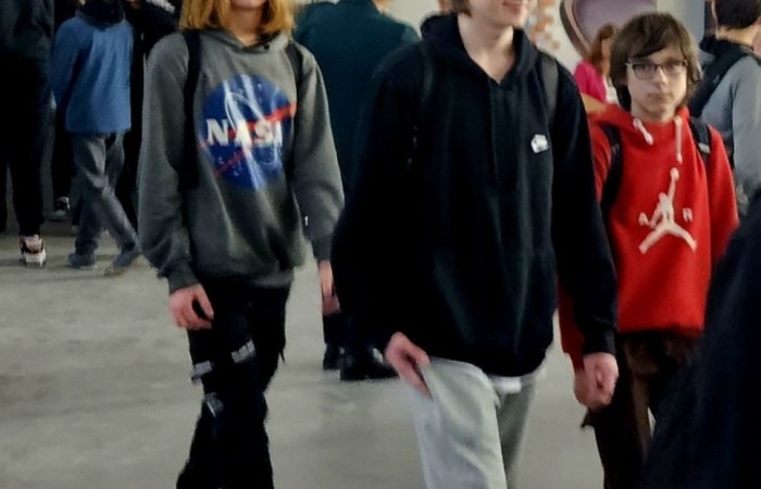 Uczniowie naszej szkoły mieli okazję uczestniczyć w przedsięwzięciu „Kompas Kariery”, zorganizowanym przez Zespół Szkół w Pasłęku oraz Młodzieżowe Centrum Kariery OHP. Wydarzenie było doskonałą okazją do zdobycia wiedzy na temat rynku pracy, różnych ścieżek edukacyjnych oraz dostępnych profili kształcenia.

Podczas spotkania uczniowie dowiedzieli się, jakie kompetencje są obecnie cenione przez pracodawców i jak dostosować swoją ścieżkę edukacyjną do przyszłych planów zawodowych. Omówiono również perspektywy zatrudnienia w różnych branżach oraz znaczenie świadomego wyboru kierunku kształcenia.

Przedstawiciele szkoły zapoznali uczniów z profilami nauczania dostępnymi w Zespole Szkół w Pasłęku. Uczestnicy mieli możliwość uzyskania szczegółowych informacji o kierunkach zawodowych i ogólnokształcących, a także o możliwościach dalszego kształcenia po ukończeniu szkoły.

Wyjście było nie tylko cenną lekcją na temat rynku pracy, ale także inspiracją do podejmowania świadomych decyzji dotyczących przyszłości. Dziękujemy Młodzieżowemu Centrum Kariery OHP oraz Zespołowi Szkół w Pasłęku za możliwość udziału w tym przedsięwzięciu oraz za cenne wskazówki dotyczące rozwoju zawodowego!
