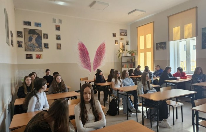 Uczniowie naszej szkoły mieli okazję uczestniczyć w przedsięwzięciu „Kompas Kariery”, zorganizowanym przez Zespół Szkół w Pasłęku oraz Młodzieżowe Centrum Kariery OHP. Wydarzenie było doskonałą okazją do zdobycia wiedzy na temat rynku pracy, różnych ścieżek edukacyjnych oraz dostępnych profili kształcenia.

Podczas spotkania uczniowie dowiedzieli się, jakie kompetencje są obecnie cenione przez pracodawców i jak dostosować swoją ścieżkę edukacyjną do przyszłych planów zawodowych. Omówiono również perspektywy zatrudnienia w różnych branżach oraz znaczenie świadomego wyboru kierunku kształcenia.

Przedstawiciele szkoły zapoznali uczniów z profilami nauczania dostępnymi w Zespole Szkół w Pasłęku. Uczestnicy mieli możliwość uzyskania szczegółowych informacji o kierunkach zawodowych i ogólnokształcących, a także o możliwościach dalszego kształcenia po ukończeniu szkoły.

Wyjście było nie tylko cenną lekcją na temat rynku pracy, ale także inspiracją do podejmowania świadomych decyzji dotyczących przyszłości. Dziękujemy Młodzieżowemu Centrum Kariery OHP oraz Zespołowi Szkół w Pasłęku za możliwość udziału w tym przedsięwzięciu oraz za cenne wskazówki dotyczące rozwoju zawodowego!
