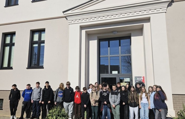 Uczniowie naszej szkoły mieli okazję uczestniczyć w przedsięwzięciu „Kompas Kariery”, zorganizowanym przez Zespół Szkół w Pasłęku oraz Młodzieżowe Centrum Kariery OHP. Wydarzenie było doskonałą okazją do zdobycia wiedzy na temat rynku pracy, różnych ścieżek edukacyjnych oraz dostępnych profili kształcenia.

Podczas spotkania uczniowie dowiedzieli się, jakie kompetencje są obecnie cenione przez pracodawców i jak dostosować swoją ścieżkę edukacyjną do przyszłych planów zawodowych. Omówiono również perspektywy zatrudnienia w różnych branżach oraz znaczenie świadomego wyboru kierunku kształcenia.

Przedstawiciele szkoły zapoznali uczniów z profilami nauczania dostępnymi w Zespole Szkół w Pasłęku. Uczestnicy mieli możliwość uzyskania szczegółowych informacji o kierunkach zawodowych i ogólnokształcących, a także o możliwościach dalszego kształcenia po ukończeniu szkoły.

Wyjście było nie tylko cenną lekcją na temat rynku pracy, ale także inspiracją do podejmowania świadomych decyzji dotyczących przyszłości. Dziękujemy Młodzieżowemu Centrum Kariery OHP oraz Zespołowi Szkół w Pasłęku za możliwość udziału w tym przedsięwzięciu oraz za cenne wskazówki dotyczące rozwoju zawodowego!
