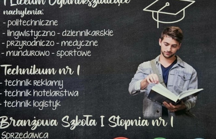 Uczniowie naszej szkoły mieli okazję uczestniczyć w przedsięwzięciu „Kompas Kariery”, zorganizowanym przez Zespół Szkół w Pasłęku oraz Młodzieżowe Centrum Kariery OHP. Wydarzenie było doskonałą okazją do zdobycia wiedzy na temat rynku pracy, różnych ścieżek edukacyjnych oraz dostępnych profili kształcenia.

Podczas spotkania uczniowie dowiedzieli się, jakie kompetencje są obecnie cenione przez pracodawców i jak dostosować swoją ścieżkę edukacyjną do przyszłych planów zawodowych. Omówiono również perspektywy zatrudnienia w różnych branżach oraz znaczenie świadomego wyboru kierunku kształcenia.

Przedstawiciele szkoły zapoznali uczniów z profilami nauczania dostępnymi w Zespole Szkół w Pasłęku. Uczestnicy mieli możliwość uzyskania szczegółowych informacji o kierunkach zawodowych i ogólnokształcących, a także o możliwościach dalszego kształcenia po ukończeniu szkoły.

Wyjście było nie tylko cenną lekcją na temat rynku pracy, ale także inspiracją do podejmowania świadomych decyzji dotyczących przyszłości. Dziękujemy Młodzieżowemu Centrum Kariery OHP oraz Zespołowi Szkół w Pasłęku za możliwość udziału w tym przedsięwzięciu oraz za cenne wskazówki dotyczące rozwoju zawodowego!
