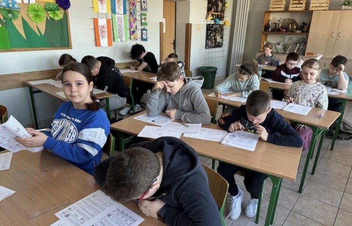 Dnia 20 marca 2025 roku o godzinie 9:00 w naszej szkole odbył się Międzynarodowy Konkurs Kangur Matematyczny. W konkursie wzięli udział uczniowie z różnych klas, rywalizując w czterech kategoriach wiekowych: Żaczek, Maluch, Beniamin i Kadet.
Konkurs rozpoczął się od rozdania kart odpowiedzi, które uczniowie wypełnili zgodnie z instrukcją. Następnie uczestnicy konkursy otrzymali testy, na rozwiązanie zadań konkursowych mieli 75 minut. 
Wszyscy uczestnicy wykazali się dużym zaangażowaniem i umiejętnościami matematycznymi. Wyniki konkursu zostaną ogłoszone w późniejszym terminie, a najlepsi uczniowie otrzymają dyplomy i nagrody.