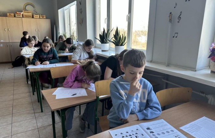 Dnia 20 marca 2025 roku o godzinie 9:00 w naszej szkole odbył się Międzynarodowy Konkurs Kangur Matematyczny. W konkursie wzięli udział uczniowie z różnych klas, rywalizując w czterech kategoriach wiekowych: Żaczek, Maluch, Beniamin i Kadet.
Konkurs rozpoczął się od rozdania kart odpowiedzi, które uczniowie wypełnili zgodnie z instrukcją. Następnie uczestnicy konkursy otrzymali testy, na rozwiązanie zadań konkursowych mieli 75 minut. 
Wszyscy uczestnicy wykazali się dużym zaangażowaniem i umiejętnościami matematycznymi. Wyniki konkursu zostaną ogłoszone w późniejszym terminie, a najlepsi uczniowie otrzymają dyplomy i nagrody.