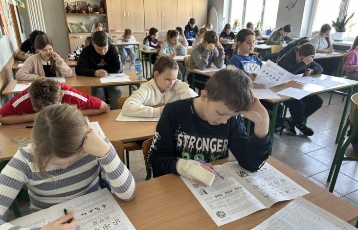 Dnia 20 marca 2025 roku o godzinie 9:00 w naszej szkole odbył się Międzynarodowy Konkurs Kangur Matematyczny. W konkursie wzięli udział uczniowie z różnych klas, rywalizując w czterech kategoriach wiekowych: Żaczek, Maluch, Beniamin i Kadet.
Konkurs rozpoczął się od rozdania kart odpowiedzi, które uczniowie wypełnili zgodnie z instrukcją. Następnie uczestnicy konkursy otrzymali testy, na rozwiązanie zadań konkursowych mieli 75 minut. 
Wszyscy uczestnicy wykazali się dużym zaangażowaniem i umiejętnościami matematycznymi. Wyniki konkursu zostaną ogłoszone w późniejszym terminie, a najlepsi uczniowie otrzymają dyplomy i nagrody.