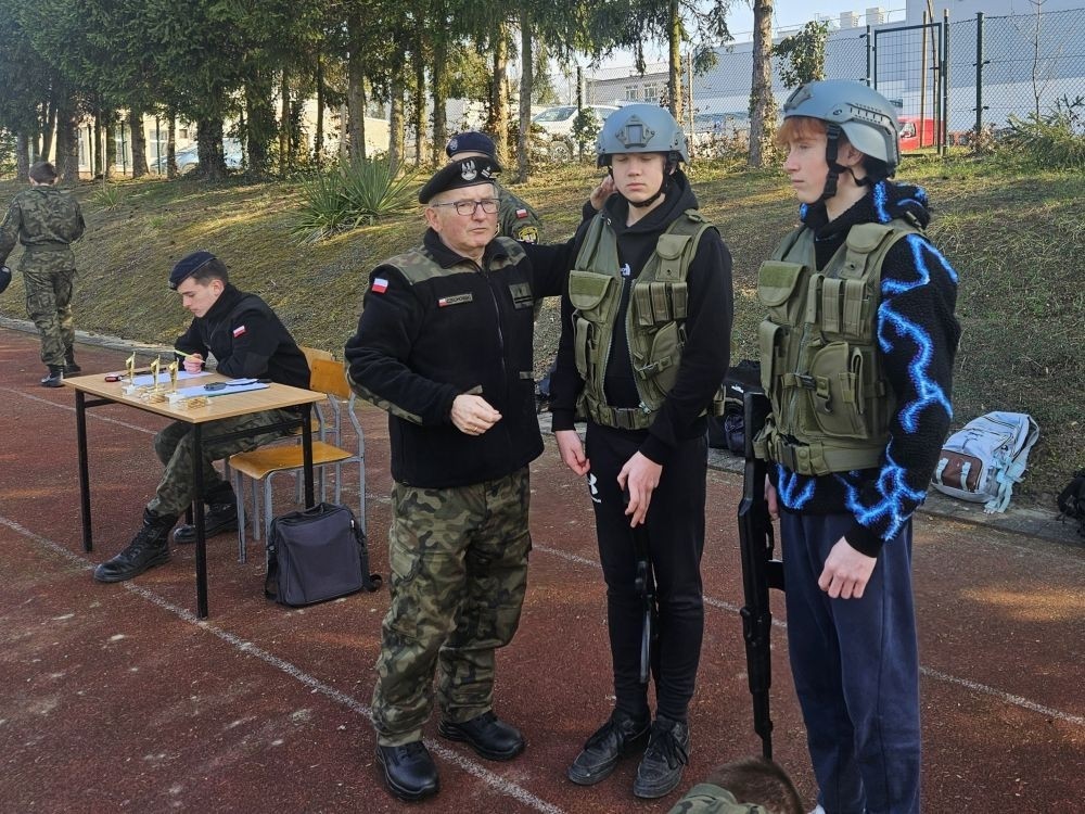 Dnia 21 marca, klasy ósme miały okazję odwiedzić Zespół Szkół Techniczno-Ekonomicznych w Pasłęku podczas organizowanych przez szkołę dni otwartych. Uczniowie zapoznali się z ofertą edukacyjną placówki, w tym z kierunkami technicznymi i ekonomicznymi. W trakcie wizyty odbyły się prezentacje zawodów, takich jak technik agrobiznesu, technik ekonomista czy technik mechanik, które cieszyły się dużym zainteresowaniem. Młodzież miała również możliwość zwiedzenia pracowni przedmiotowych, gdzie prowadzona jest nauka praktyczna. Dni otwarte to doskonała okazja, aby przyszli uczniowie mogli lepiej poznać ofertę szkoły i podjąć świadomą decyzję o dalszej edukacji. 