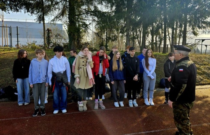 Dnia 21 marca, klasy ósme miały okazję odwiedzić Zespół Szkół Techniczno-Ekonomicznych w Pasłęku podczas organizowanych przez szkołę dni otwartych. Uczniowie zapoznali się z ofertą edukacyjną placówki, w tym z kierunkami technicznymi i ekonomicznymi. W trakcie wizyty odbyły się prezentacje zawodów, takich jak technik agrobiznesu, technik ekonomista czy technik mechanik, które cieszyły się dużym zainteresowaniem. Młodzież miała również możliwość zwiedzenia pracowni przedmiotowych, gdzie prowadzona jest nauka praktyczna. Dni otwarte to doskonała okazja, aby przyszli uczniowie mogli lepiej poznać ofertę szkoły i podjąć świadomą decyzję o dalszej edukacji. 