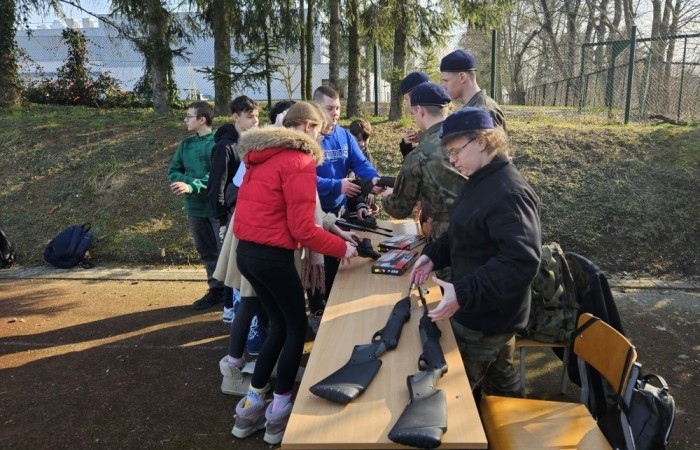 Dnia 21 marca, klasy ósme miały okazję odwiedzić Zespół Szkół Techniczno-Ekonomicznych w Pasłęku podczas organizowanych przez szkołę dni otwartych. Uczniowie zapoznali się z ofertą edukacyjną placówki, w tym z kierunkami technicznymi i ekonomicznymi. W trakcie wizyty odbyły się prezentacje zawodów, takich jak technik agrobiznesu, technik ekonomista czy technik mechanik, które cieszyły się dużym zainteresowaniem. Młodzież miała również możliwość zwiedzenia pracowni przedmiotowych, gdzie prowadzona jest nauka praktyczna. Dni otwarte to doskonała okazja, aby przyszli uczniowie mogli lepiej poznać ofertę szkoły i podjąć świadomą decyzję o dalszej edukacji. 