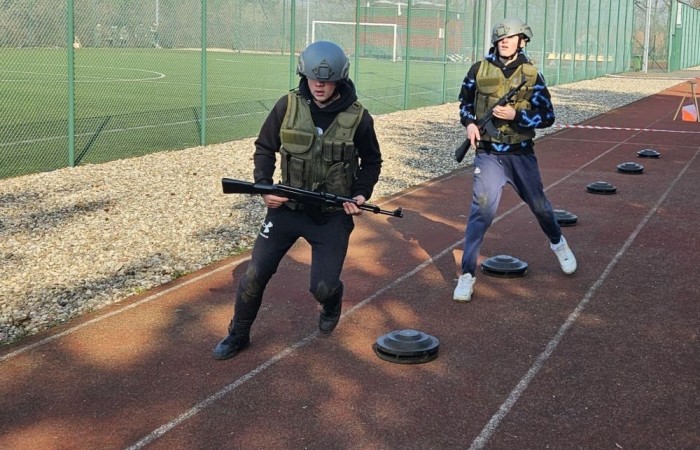 Dnia 21 marca, klasy ósme miały okazję odwiedzić Zespół Szkół Techniczno-Ekonomicznych w Pasłęku podczas organizowanych przez szkołę dni otwartych. Uczniowie zapoznali się z ofertą edukacyjną placówki, w tym z kierunkami technicznymi i ekonomicznymi. W trakcie wizyty odbyły się prezentacje zawodów, takich jak technik agrobiznesu, technik ekonomista czy technik mechanik, które cieszyły się dużym zainteresowaniem. Młodzież miała również możliwość zwiedzenia pracowni przedmiotowych, gdzie prowadzona jest nauka praktyczna. Dni otwarte to doskonała okazja, aby przyszli uczniowie mogli lepiej poznać ofertę szkoły i podjąć świadomą decyzję o dalszej edukacji. 