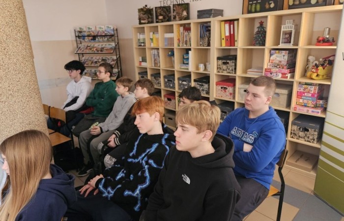 Dnia 21 marca, klasy ósme miały okazję odwiedzić Zespół Szkół Techniczno-Ekonomicznych w Pasłęku podczas organizowanych przez szkołę dni otwartych. Uczniowie zapoznali się z ofertą edukacyjną placówki, w tym z kierunkami technicznymi i ekonomicznymi. W trakcie wizyty odbyły się prezentacje zawodów, takich jak technik agrobiznesu, technik ekonomista czy technik mechanik, które cieszyły się dużym zainteresowaniem. Młodzież miała również możliwość zwiedzenia pracowni przedmiotowych, gdzie prowadzona jest nauka praktyczna. Dni otwarte to doskonała okazja, aby przyszli uczniowie mogli lepiej poznać ofertę szkoły i podjąć świadomą decyzję o dalszej edukacji. 