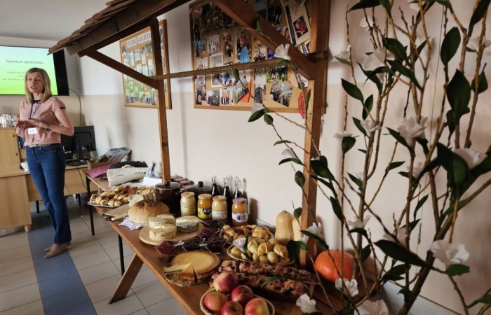 Dnia 21 marca, klasy ósme miały okazję odwiedzić Zespół Szkół Techniczno-Ekonomicznych w Pasłęku podczas organizowanych przez szkołę dni otwartych. Uczniowie zapoznali się z ofertą edukacyjną placówki, w tym z kierunkami technicznymi i ekonomicznymi. W trakcie wizyty odbyły się prezentacje zawodów, takich jak technik agrobiznesu, technik ekonomista czy technik mechanik, które cieszyły się dużym zainteresowaniem. Młodzież miała również możliwość zwiedzenia pracowni przedmiotowych, gdzie prowadzona jest nauka praktyczna. Dni otwarte to doskonała okazja, aby przyszli uczniowie mogli lepiej poznać ofertę szkoły i podjąć świadomą decyzję o dalszej edukacji. 