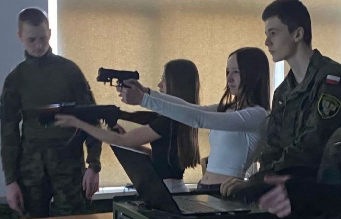 Dnia 21 marca, klasy ósme miały okazję odwiedzić Zespół Szkół Techniczno-Ekonomicznych w Pasłęku podczas organizowanych przez szkołę dni otwartych. Uczniowie zapoznali się z ofertą edukacyjną placówki, w tym z kierunkami technicznymi i ekonomicznymi. W trakcie wizyty odbyły się prezentacje zawodów, takich jak technik agrobiznesu, technik ekonomista czy technik mechanik, które cieszyły się dużym zainteresowaniem. Młodzież miała również możliwość zwiedzenia pracowni przedmiotowych, gdzie prowadzona jest nauka praktyczna. Dni otwarte to doskonała okazja, aby przyszli uczniowie mogli lepiej poznać ofertę szkoły i podjąć świadomą decyzję o dalszej edukacji. 