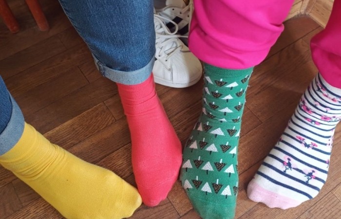 21 marca to wyjątkowa data – tego dnia obchodzony jest Światowy Dzień Zespołu Downa. Nie jest ona przypadkowa, ponieważ nawiązuje do obecności trzeciego chromosomu w 21. parze, co jest charakterystyczną cechą osób z zespołem Downa.

Jednym z najbardziej rozpoznawalnych gestów solidarności z osobami z zespołem Downa jest zakładanie skarpetek nie do pary. Ten symboliczny gest pokazuje, że różnorodność jest piękna i że każdy, niezależnie od swoich cech czy ograniczeń, zasługuje na akceptację i szacunek.

Dlaczego akurat skarpetki? Ponieważ swoim kształtem przypominają chromosomy, a ich różnorodność odzwierciedla unikalność każdego człowieka.

Uczniowie mieli także okazję zapoznać się z gazetką na holu, gdzie znajdowały się dodatkowe informacje na temat zespołu Downa oraz jego znaczenia.

Dziękujemy wszystkim, którzy przyłączyli się do naszej inicjatywy i założyli skarpetki nie do pary, okazując tym samym swoje wsparcie!