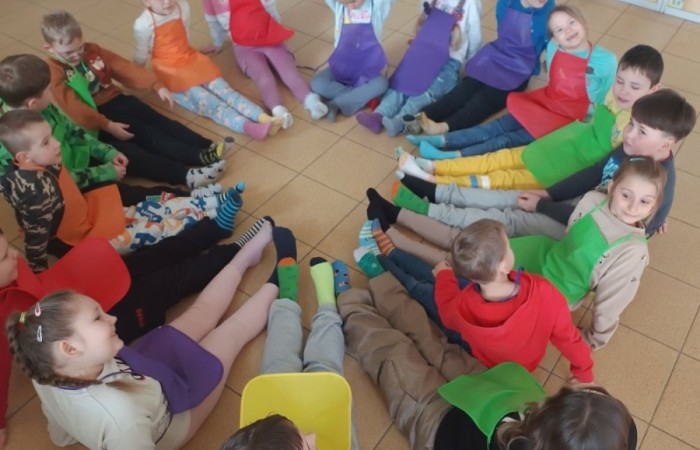 21 marca to wyjątkowa data – tego dnia obchodzony jest Światowy Dzień Zespołu Downa. Nie jest ona przypadkowa, ponieważ nawiązuje do obecności trzeciego chromosomu w 21. parze, co jest charakterystyczną cechą osób z zespołem Downa.

Jednym z najbardziej rozpoznawalnych gestów solidarności z osobami z zespołem Downa jest zakładanie skarpetek nie do pary. Ten symboliczny gest pokazuje, że różnorodność jest piękna i że każdy, niezależnie od swoich cech czy ograniczeń, zasługuje na akceptację i szacunek.

Dlaczego akurat skarpetki? Ponieważ swoim kształtem przypominają chromosomy, a ich różnorodność odzwierciedla unikalność każdego człowieka.

Uczniowie mieli także okazję zapoznać się z gazetką na holu, gdzie znajdowały się dodatkowe informacje na temat zespołu Downa oraz jego znaczenia.

Dziękujemy wszystkim, którzy przyłączyli się do naszej inicjatywy i założyli skarpetki nie do pary, okazując tym samym swoje wsparcie!