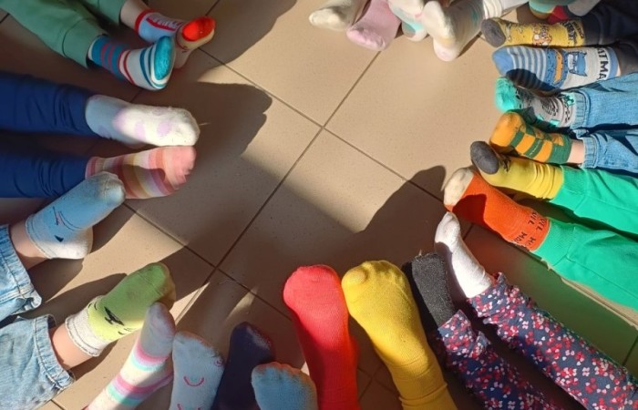 21 marca to wyjątkowa data – tego dnia obchodzony jest Światowy Dzień Zespołu Downa. Nie jest ona przypadkowa, ponieważ nawiązuje do obecności trzeciego chromosomu w 21. parze, co jest charakterystyczną cechą osób z zespołem Downa.

Jednym z najbardziej rozpoznawalnych gestów solidarności z osobami z zespołem Downa jest zakładanie skarpetek nie do pary. Ten symboliczny gest pokazuje, że różnorodność jest piękna i że każdy, niezależnie od swoich cech czy ograniczeń, zasługuje na akceptację i szacunek.

Dlaczego akurat skarpetki? Ponieważ swoim kształtem przypominają chromosomy, a ich różnorodność odzwierciedla unikalność każdego człowieka.

Uczniowie mieli także okazję zapoznać się z gazetką na holu, gdzie znajdowały się dodatkowe informacje na temat zespołu Downa oraz jego znaczenia.

Dziękujemy wszystkim, którzy przyłączyli się do naszej inicjatywy i założyli skarpetki nie do pary, okazując tym samym swoje wsparcie!