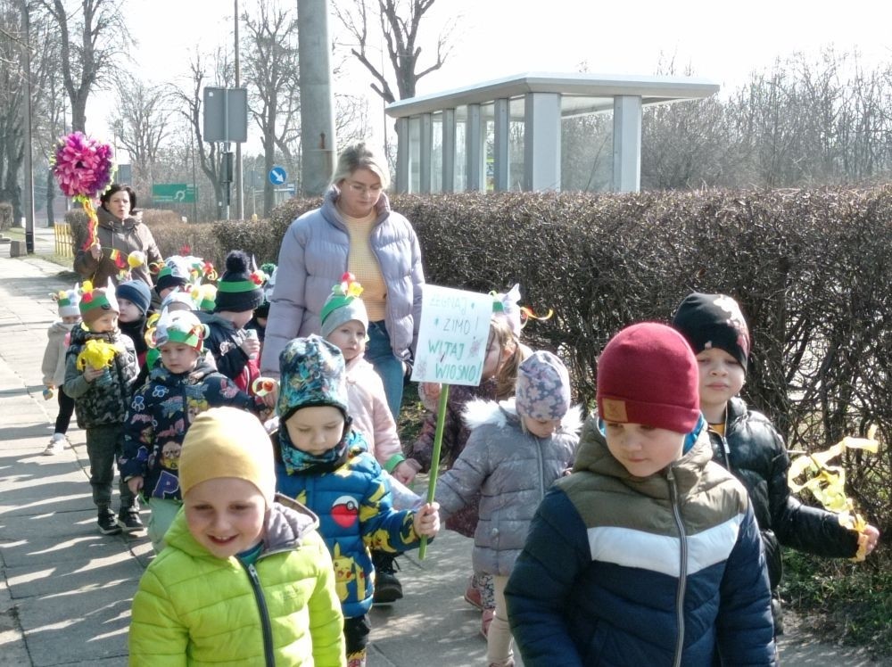 W piątek 21 marca wszystkie dzieci z naszego przedszkola świętowały nadejście wiosny. Dla każdego przedszkolaka jest to bardzo wyczekiwane wydarzenie. Dzień rozpoczęliśmy od rozmów o nowej porze roku oraz od wesołych zabaw przy muzyce. Uśmiechnięci wyruszyliśmy na spacer w okolicy naszego przedszkola, gdzie pożegnaliśmy zimę wraz z Marzanną. Dodatkowo dzieci próbowały odstraszyć zimę, śpiewając głośno piosenki i skandując hasła o wiośnie. I tak kolorowy, ale już wiosenny, uśmiechnięty pochód mógł wrócić do przedszkola. Cieszymy się, że w taki sposób mogliśmy w pełni przywitać wiosnę, która obdarowała nas pięknym słoneczkiem. Mamy nadzieję, że dzięki zaangażowaniu naszych przedszkolaków wiosna zawita do nas na dobre, a wraz z nią ciepłe dni, z których będziemy korzystać podczas zabaw na świeżym powietrzu.