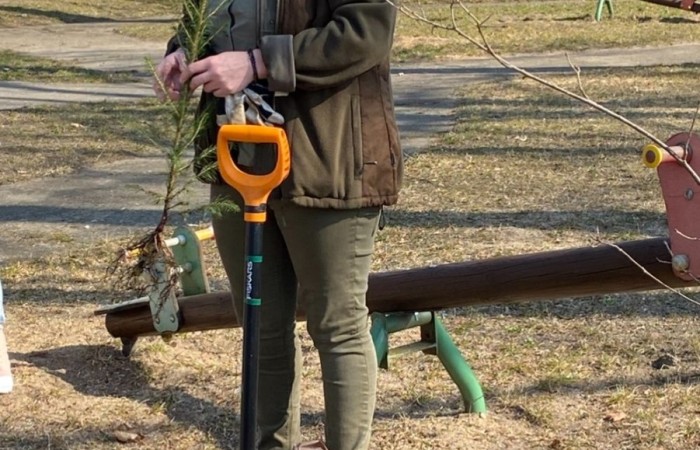 Dzisiaj, w ramach współpracy z Nadleśnictwem Młynary, uczniowie naszej szkoły wzięli udział w akcji sadzenia drzew w pobliskim parku. Wydarzenie miało na celu nie tylko zazielenienie terenu, ale także edukację ekologiczną i budowanie świadomości na temat ochrony środowiska. Pod czujnym okiem leśników dzieci sadziły młode sadzonki buka i lipy. Dodatkowo przed szkołą posadzone zostały sadzonki świerku. Na początku wydarzenia przemowę wygłosiła przewodnicząca samorządu uczniowskiego Lidia Szuniewicz, podkreślając znaczenie troski o naturę.