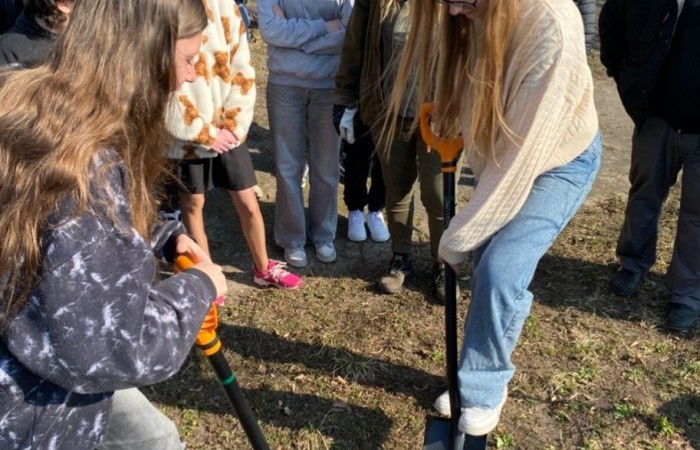Dzisiaj, w ramach współpracy z Nadleśnictwem Młynary, uczniowie naszej szkoły wzięli udział w akcji sadzenia drzew w pobliskim parku. Wydarzenie miało na celu nie tylko zazielenienie terenu, ale także edukację ekologiczną i budowanie świadomości na temat ochrony środowiska. Pod czujnym okiem leśników dzieci sadziły młode sadzonki buka i lipy. Dodatkowo przed szkołą posadzone zostały sadzonki świerku. Na początku wydarzenia przemowę wygłosiła przewodnicząca samorządu uczniowskiego Lidia Szuniewicz, podkreślając znaczenie troski o naturę.