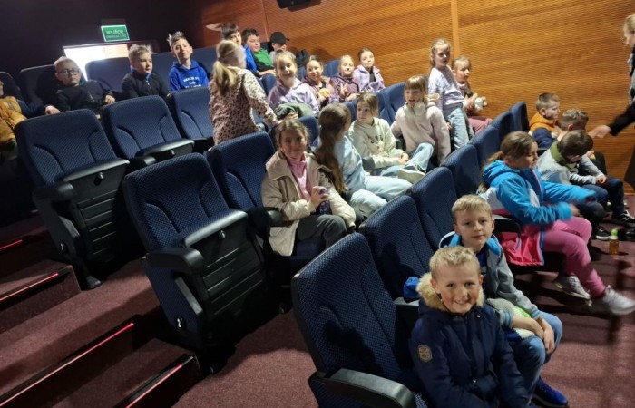 Uczniowie klas 2a i 3a mieli okazję obejrzeć spektakl Jaś i Małgosia w wykonaniu Poznańskiego Teatru Aktora. Przedstawienie było pełne emocji, wciągającej akcji i niezapomnianych chwil, które zachwyciły wszystkich uczniów. Dzieci były pod wrażeniem gry aktorów, a historia o przygodach Jasia i Małgosi na długo pozostanie w ich pamięci. To była chwila pełna radości, śmiechu i wspaniałych wrażeń.