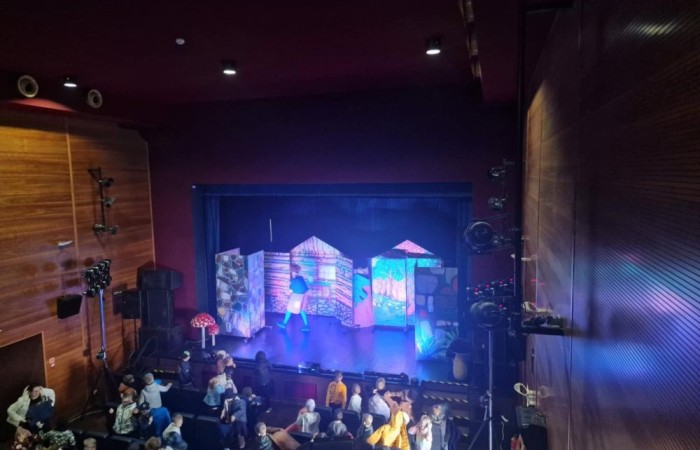 Uczniowie klas 2a i 3a mieli okazję obejrzeć spektakl Jaś i Małgosia w wykonaniu Poznańskiego Teatru Aktora. Przedstawienie było pełne emocji, wciągającej akcji i niezapomnianych chwil, które zachwyciły wszystkich uczniów. Dzieci były pod wrażeniem gry aktorów, a historia o przygodach Jasia i Małgosi na długo pozostanie w ich pamięci. To była chwila pełna radości, śmiechu i wspaniałych wrażeń.