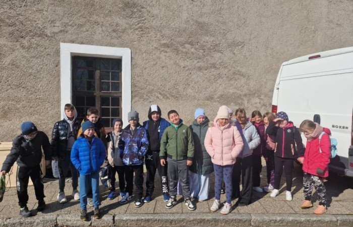 Uczniowie klas 2a i 3a mieli okazję obejrzeć spektakl Jaś i Małgosia w wykonaniu Poznańskiego Teatru Aktora. Przedstawienie było pełne emocji, wciągającej akcji i niezapomnianych chwil, które zachwyciły wszystkich uczniów. Dzieci były pod wrażeniem gry aktorów, a historia o przygodach Jasia i Małgosi na długo pozostanie w ich pamięci. To była chwila pełna radości, śmiechu i wspaniałych wrażeń.