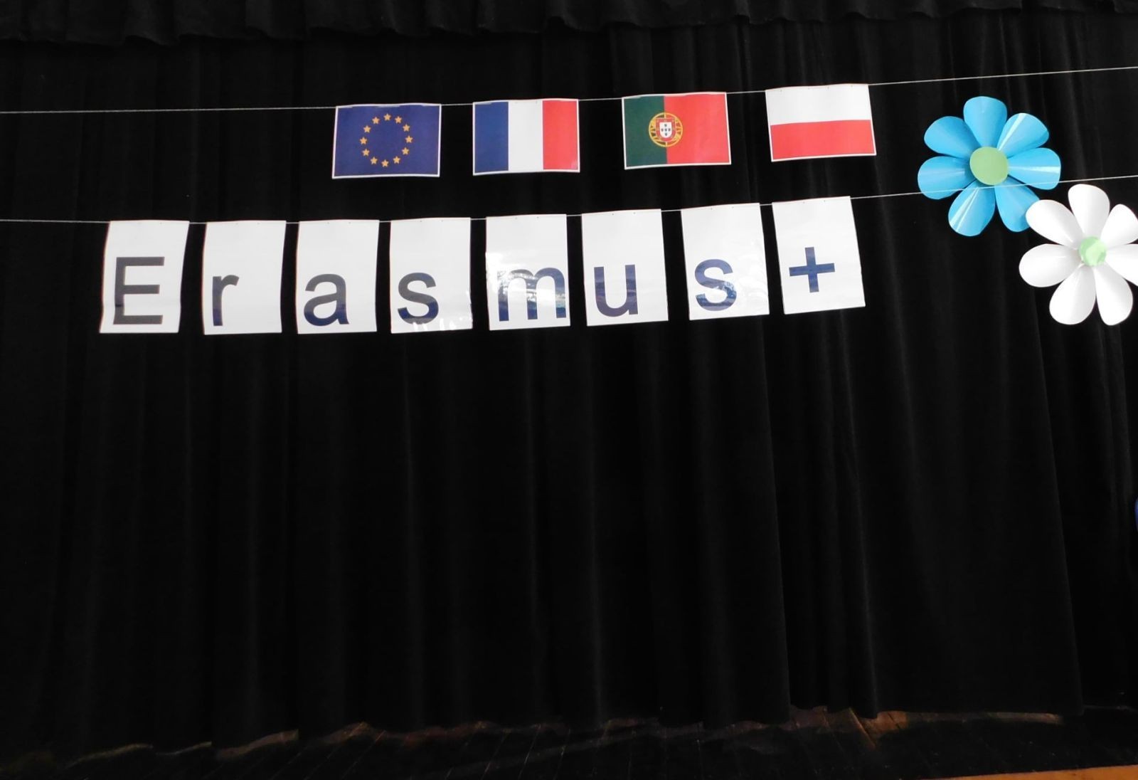 Pani Dyrektor i  uczniowie z klasy 7a przywitali gości z Francji i Portugalii w ramach projektu „Erasmus+ PROJEKT FLAX,ROOT AND ROAD”. Zajęcia integracyjne pomogły w zapoznaniu imion a podziały na grupy ułatwiły wzajemne poznanie się. Następnie za pomocą aplikacji actionbound  uczestnicy projektu poznali zabytki Pasłęka wykonując zadania. Na zakończenie wysłuchaliśmy koncertu organowego w kościele św. Bartłomieja.